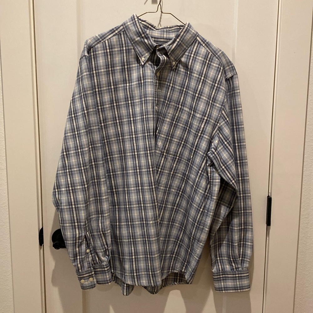 Eddie Bauer Men’s Relaxed‎ Fit Casual Button Down Shirt.  Large.